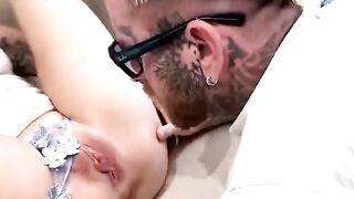 Puttanella si fa slinguazzare la passera da un nerd