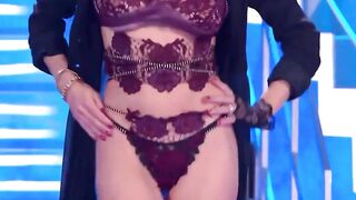 Malena la Pugliese sfila semi nuda in TV