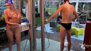 Anita del Grande Fratello VIP doccia a luci rosse