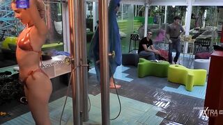 Anita del Grande Fratello VIP doccia a luci rosse