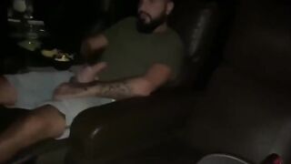 Fidanzata spompa il fidanzato che guarda la TV