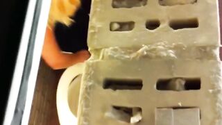 Anteprima del video: Una spycam riprende una troia che caga