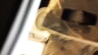 Una spycam riprende una troia che caga