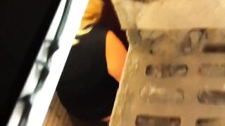 Una spycam riprende una troia che caga