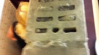 Una spycam riprende una troia che caga