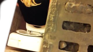 Una spycam riprende una troia che caga