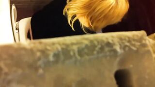 Una spycam riprende una troia che caga