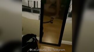 Pompinara esperta esegue una lucidatura di cazzo