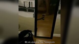 Pompinara esperta esegue una lucidatura di cazzo