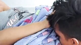 Ragazzotto lecca la figa a una Milf