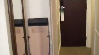 Giovane puttanella bionda incontra il cliente a casa sua