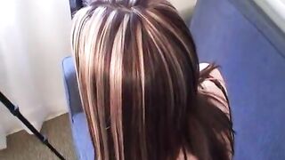 Giovane puttanella bionda incontra il cliente a casa sua