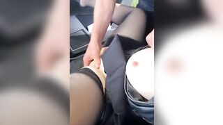 Ditalino alla fidanzata in auto
