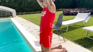 Marika Milani si diverte col bagnino