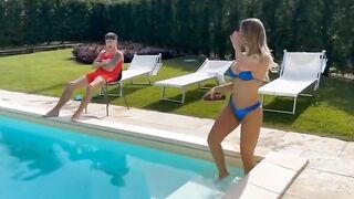 Marika Milani si diverte col bagnino