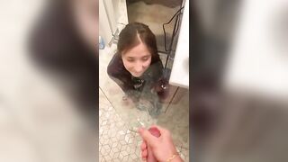 Lei aspetta la sua dose di sperma