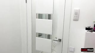 Bella puttanella scopata sul divano e spruzzata in faccia