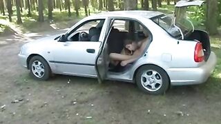 Giovane puttanella inculata in auto