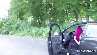 La puttanella tettona sbattuta nella sua auto