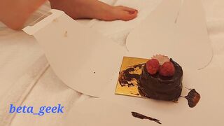 Figona italiana schiaccia una tortina sotto i suoi piedi