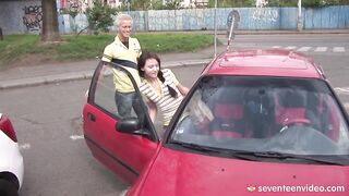 Giovanissima troietta catturata alla fermata del bus