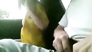 Giovanissima puttanella succhia e beve in auto