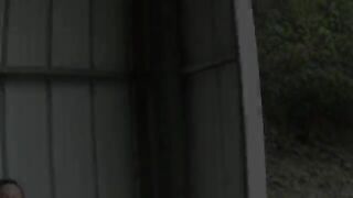 La signora Laura alla fermata del treno