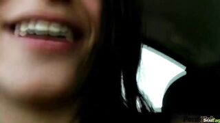 La cagna lo succhia in auto !