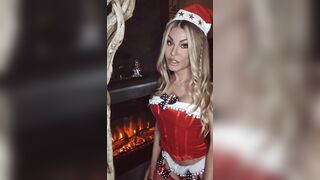 Anteprima del video: Auguri di Buona Natale da Noemi Blonde