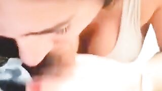 La teen zoccola succhia un cazzetto