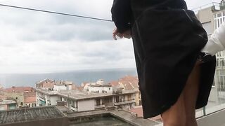 Scopata rischiosa sul balcone