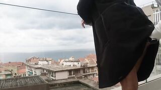 Scopata rischiosa sul balcone