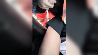 Scopata da un operaio lungo una starda pubblica