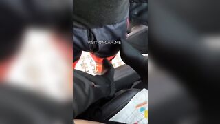 Scopata da un operaio lungo una starda pubblica