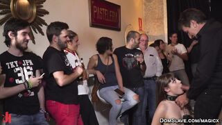 RAGAZZA PARIGINA ScOPATA E SCULACCIATA IN PUBBLICO