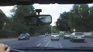 Bella biondina alla fermata del bus