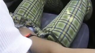 Bella biondina alla fermata del bus