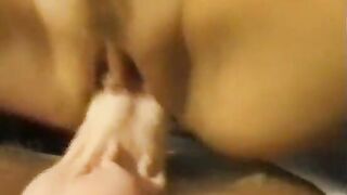 Bella biondina alla fermata del bus