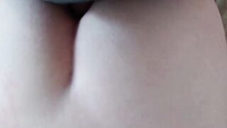 Le infila il cazzo enorme nel culo