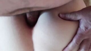 Le infila il cazzo enorme nel culo