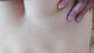 Le infila il cazzo enorme nel culo