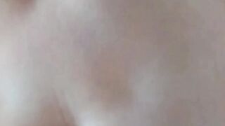 Le infila il cazzo enorme nel culo