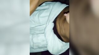 La zoccola le pulisce il cazzo sporco di piscia