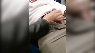 Ha il cazzo in mano sul treno