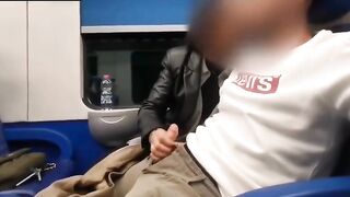 Ha il cazzo in mano sul treno