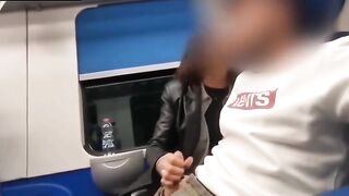 Ha il cazzo in mano sul treno