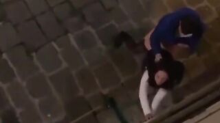 Anteprima del video: Beccati a trombare nel vicolo