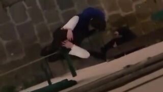 Beccati a trombare nel vicolo