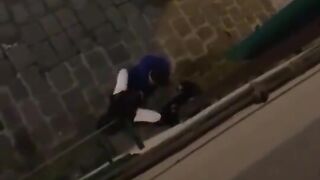 Beccati a trombare nel vicolo