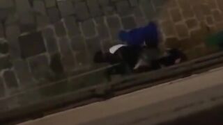 Beccati a trombare nel vicolo